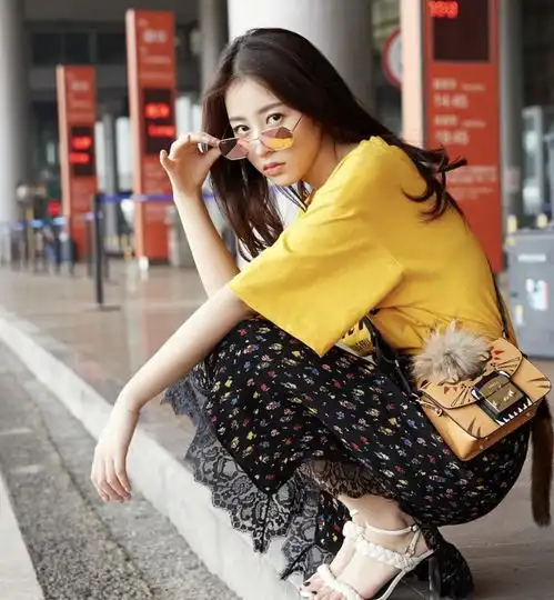 周雨彤穿宽松的t恤配裤子,能够凸显女性魅力,很有青春的活力