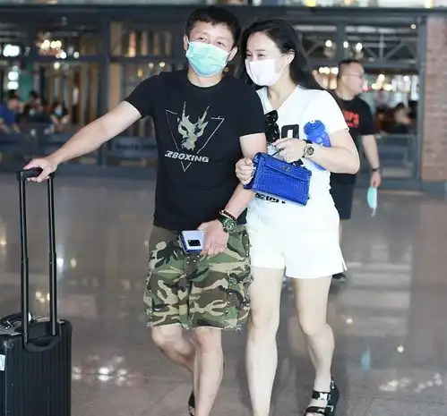 不得不服冉莹颖身材实力,就算穿得一点都不露,但衣服被撑得挺紧