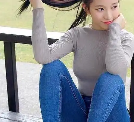 街拍美女紧身裤的打扮散发优雅温和的气质
