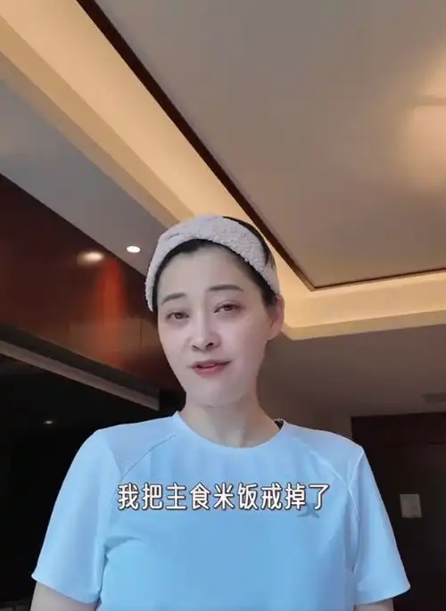 49岁梅婷逛街被偶遇,脚踝纤细真人太瘦,整个人薄薄的一片好少女