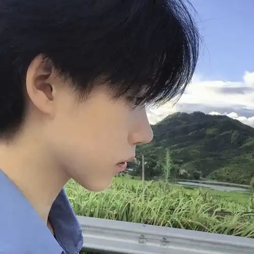 简约干净男生头像成熟