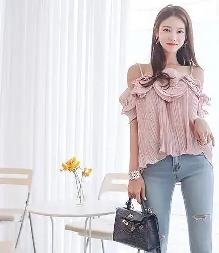 气质百搭的牛仔裤美女,青春靓丽,无论走到哪都是焦点