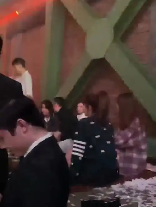 王思聪搂俩美女蹦迪,还被对方亲脸宣布主权,一网红想加入被推走