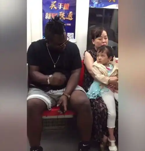 5岁女娃坐地铁头次遇黑人,凑近一看,女孩好奇的眼光逗笑乘客