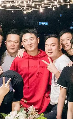 王思聪新女友曝光,深夜k歌和女友关系亲密,竟然神似抖音温婉