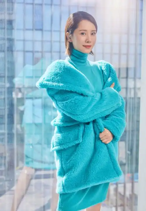 海清机场look真时尚,浅灰色连帽外套配休闲裤,戴墨镜气场大增