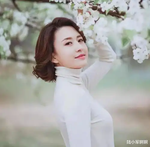 她是央视美女主持,事业巅峰嫁给大自己20岁的富豪,如今怎样了