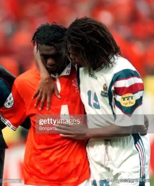 退役荷兰国脚45岁身材堪比c罗,天赋异禀,16岁踢荷甲19岁拿欧冠