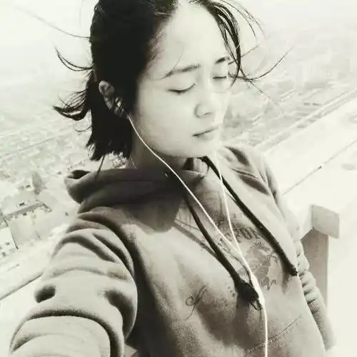 她自拍的捆绑裸露的照片被妈妈发现后,哭着删掉2000多张,还清空了其他200g照片