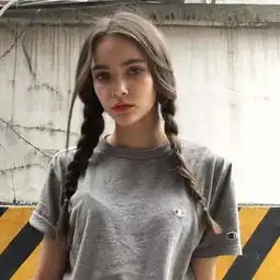 欧美头像女背着包终于明