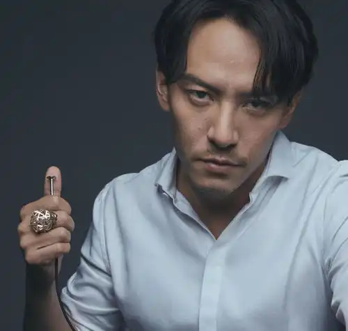 冯德伦和莫文蔚分手,苦等17年如愿娶到舒淇,50岁仍是宠妻狂魔