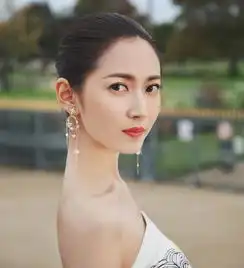 陈钰琪气质太赞了,一袭抹胸白裙大秀锁骨线条,唐嫣挑人眼光不错