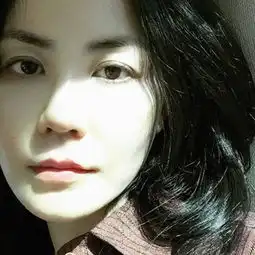 王菲温柔靠在朋友肩上合照,胸前油渍令网友直呼天后也接地气