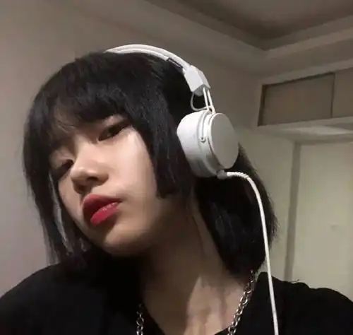 女生头像你会喜欢上经常陪你聊天的人吗