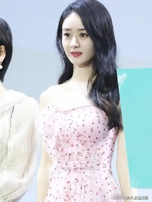 赵丽颖穿粉裙秀香肩留一头温婉黑发女人味十足