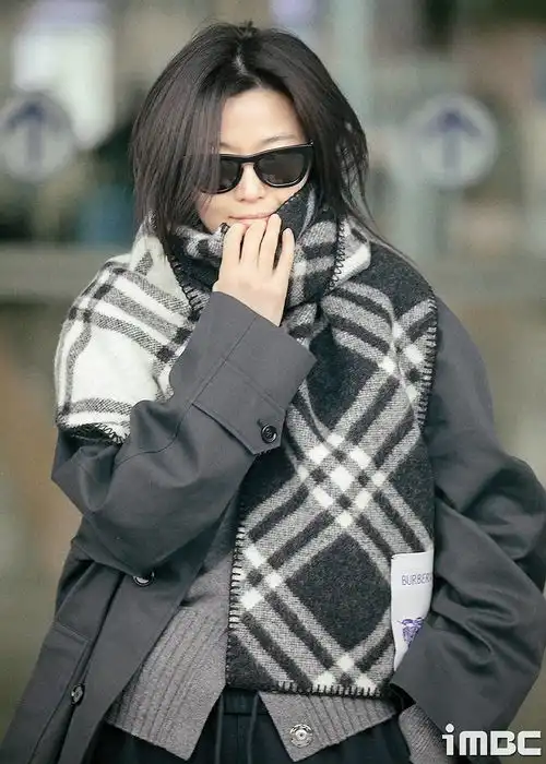 全智贤穿灰色大衣戴黑白格纹围巾墨镜挡脸好率性
