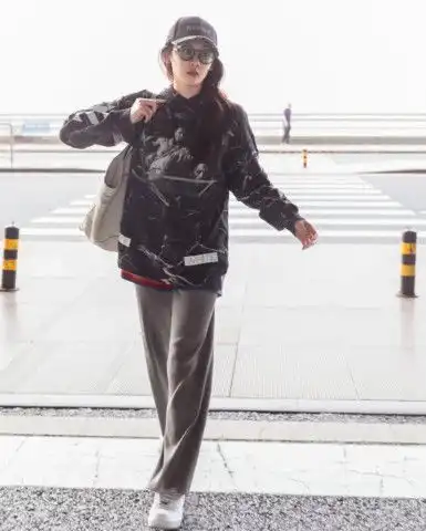 芳华女主苗苗,把围裙当罩衫穿,穿了跟没穿没差啊