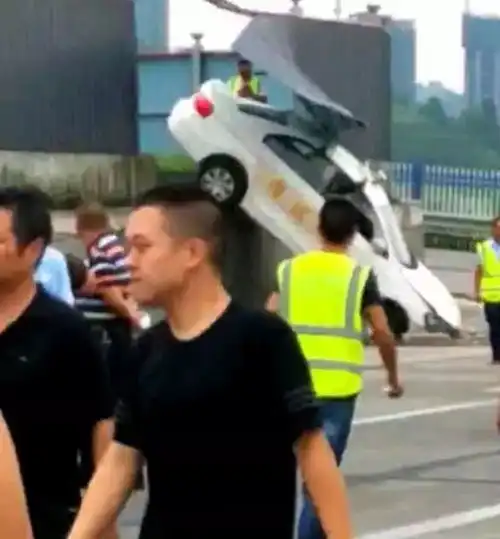 驾考时晕倒撞墙厦门女学员索赔30余万,网友笑抽没上路就会碰瓷了