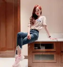 甜美惹人爱的吴宣仪晒自拍尽显少女气质