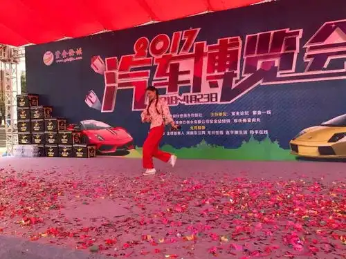 紫金文化广场出现长腿鬼妹,还有法拉利和兰博基尼