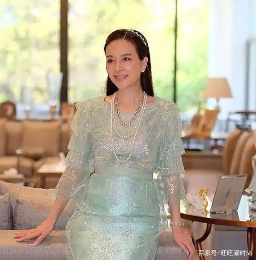 华裔美人伍伦盼气质绝佳,蕾丝单品穿出女人味,55岁冻龄女神