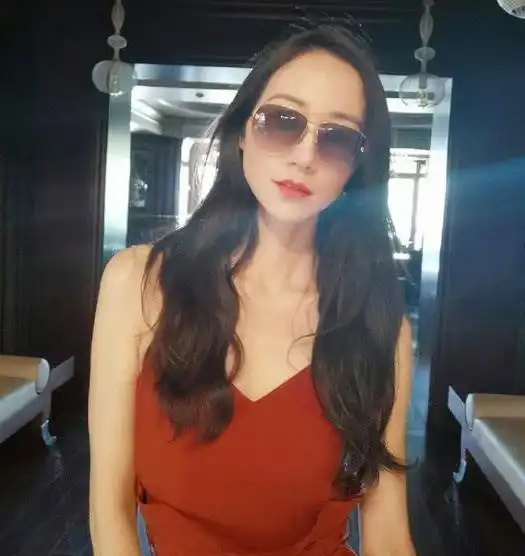 韩雪游客照也美成时尚大片,穿红裙大秀好身材,尽显苏州美人气质