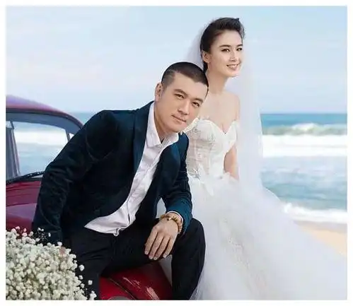 45岁杨子深夜与美女聚餐,戴同款情侣手链,女方身份曝光引热议
