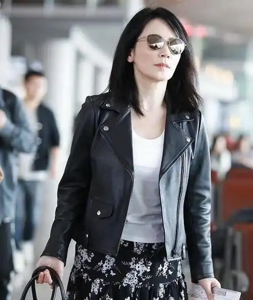俞飞鸿人美还会穿,机场裹上披肩都这么潮,堪称中年女人标杆