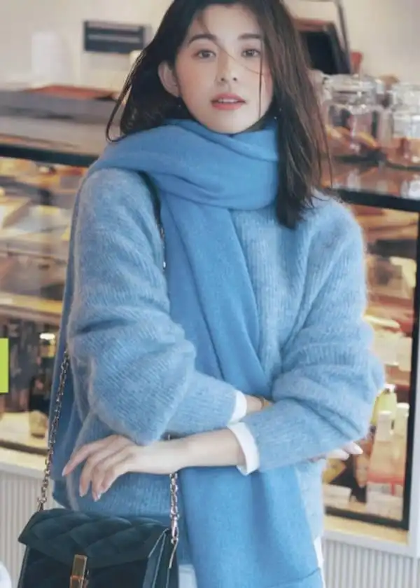 毛衣半身裙,注意掌握其中的细节穿搭,美美地迎接春天