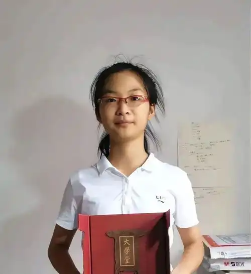 邵阳屈诗颖,寒门出身,外婆带大,15岁696分考入北大腾讯新闻