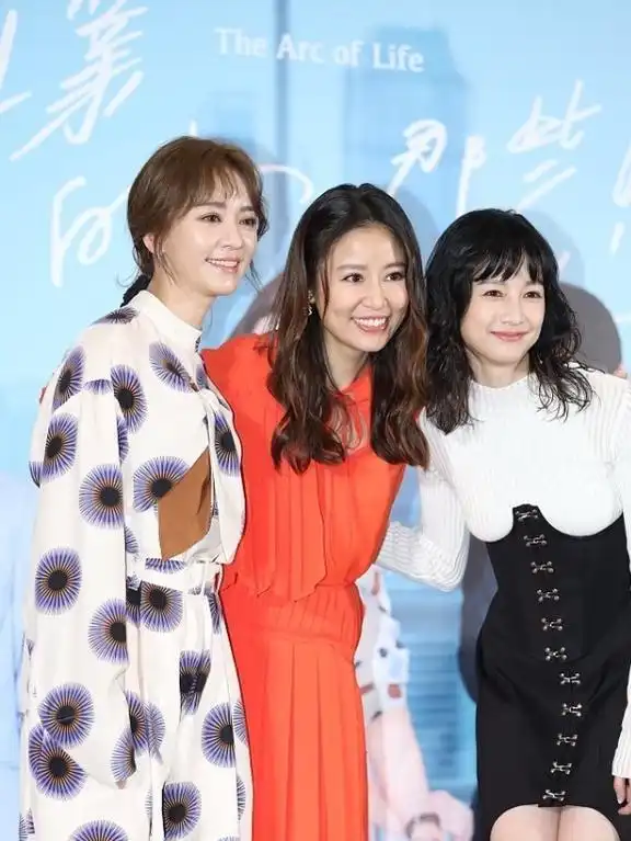 过了40岁的女性不服老,跟着林心如穿亮色,时尚又减龄