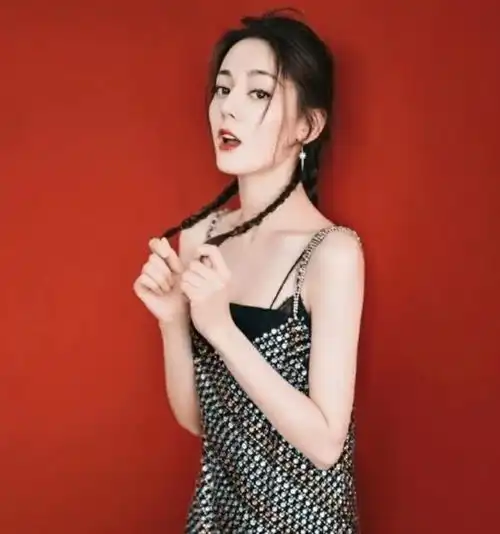 有一种高级叫热巴的闪电坐,坐着都能显腿长,可一般人学不会

