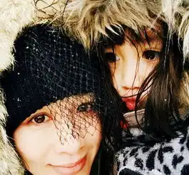 钟丽缇女儿晒浴照大眼睛嘟嘴似洋娃娃7571825