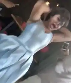 点蜡烛引爆氢气球画面让人胆战心惊