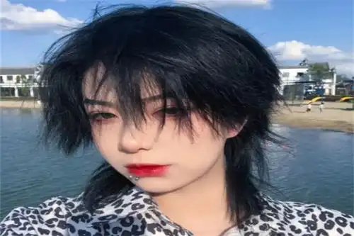 狼尾发型女生剪好看吗好看别有一番韵味