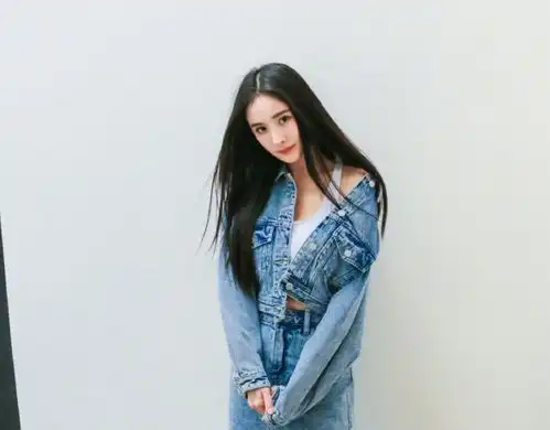 杨幂可放得真开,故意露内搭意外秀出香肩好少女,完全不像个辣妈