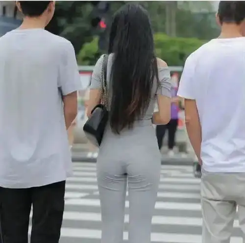 逛街运动裤美女,设计感满满的打底裤,突出高级时尚感,吸睛无数