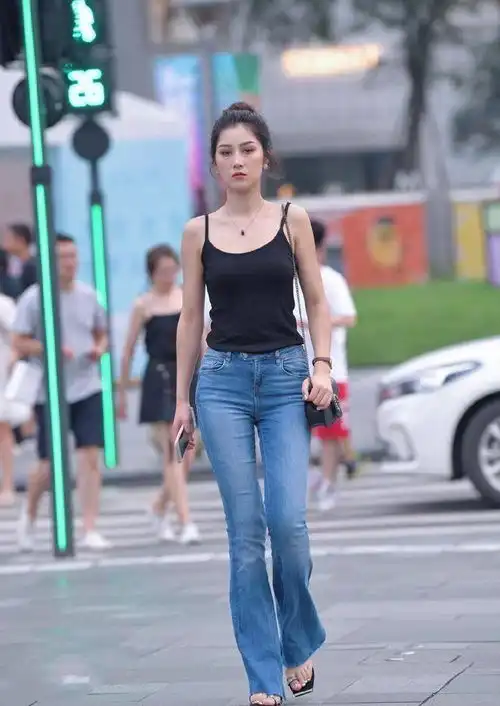 黑色卫衣配牛仔五分裤,真是又美又酷,瞬间吸引大家的眼球