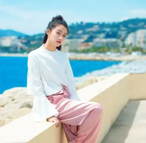 关晓彤与baby撞衫了,输得有点惨