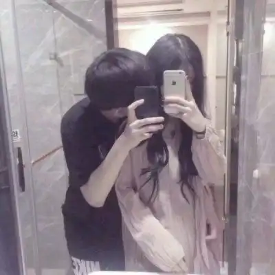 拿手机遮脸情侣头像