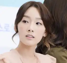 春季女生适用简单盘发展露清新迷人气质4