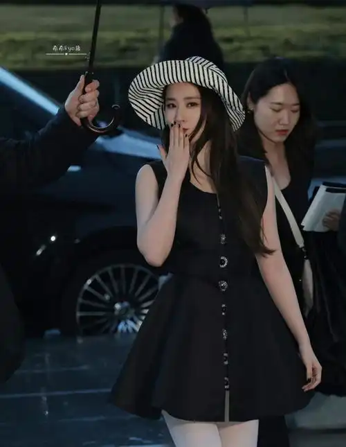 36岁刘亦菲又美出圈了巴黎看秀化身黑白摩登女郎,太惊艳了