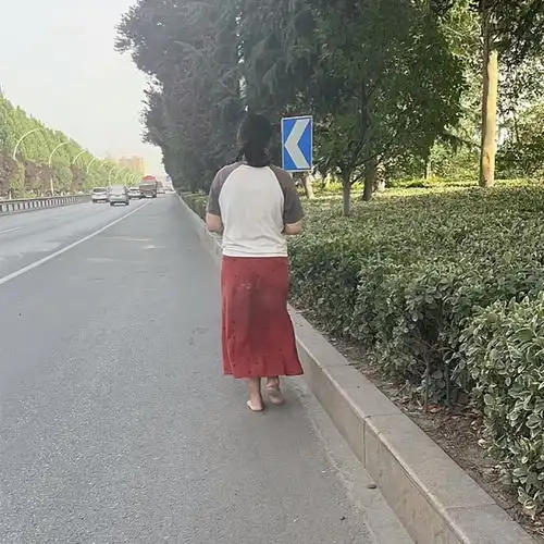 山东一女子光脚走在路上,自称有精神病没人爱,连家在哪都说不清