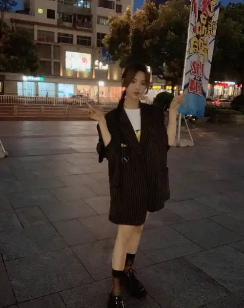 杨超越不愧是二次元脸,田园lo裙穿着好亮眼,女孩看了都心动