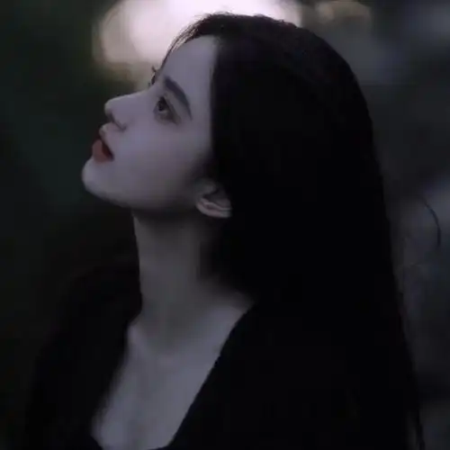 扎心的睡前发朋友圈的说说句子,有一股忧伤,由内而外