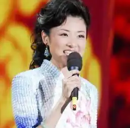 与董卿斗了半辈子的央视第一美女,如今退居幕后,二婚嫁给富豪身价上亿