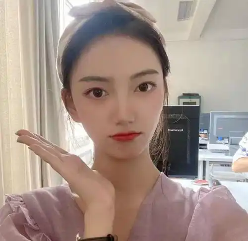 山东一大学举牌女孩一夜成名,评论区却不堪入目