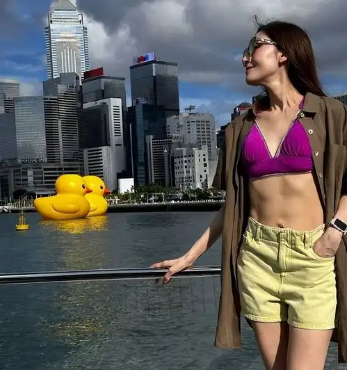 李嘉欣晒海边背影照穿泳装秀好身材长腿吸睛