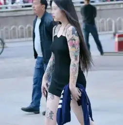 男子路边偶遇一位美女,当美女转过正身来后,男子冒了冷汗