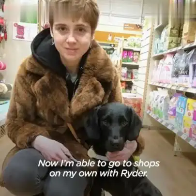 大龄女生由服务犬引导走出自闭世界,励志成为自闭症服务犬训犬师